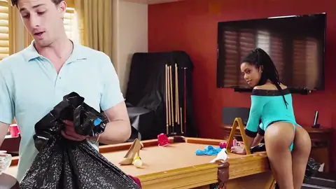 吉拉*黑诺正站在六十九岁的时候，带着一只乳白色的螺柱