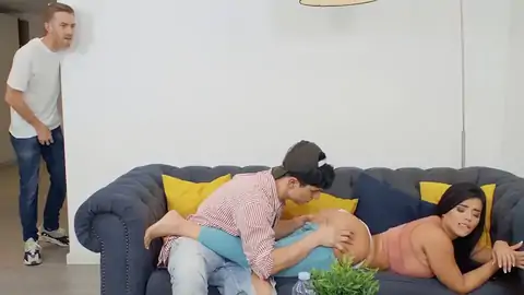 Sara Retail Se Fait Lécher Le Cul Dans La Cuisine