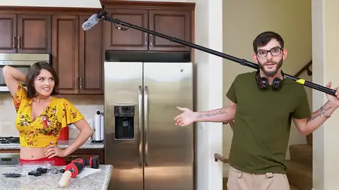 Se Préparer à Baiser Le Cascadeur Aux Cheveux Noirs Avec Une Machine