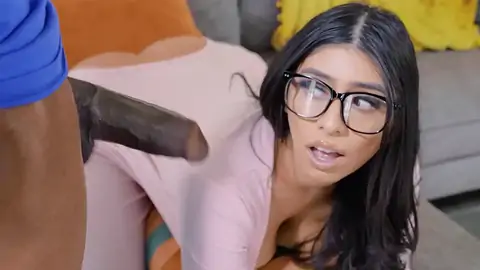 Японский парень играет с огромной попой темнокожей самки