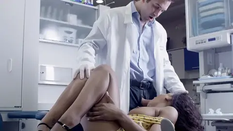 Un Médecin Brise Le Visage D'un Patient étonné Dans Le Centre Médical