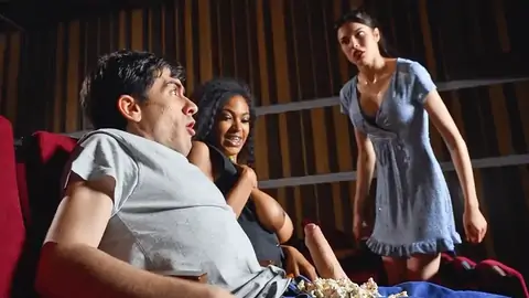 Публичный многорасовый в кино с черным деревом